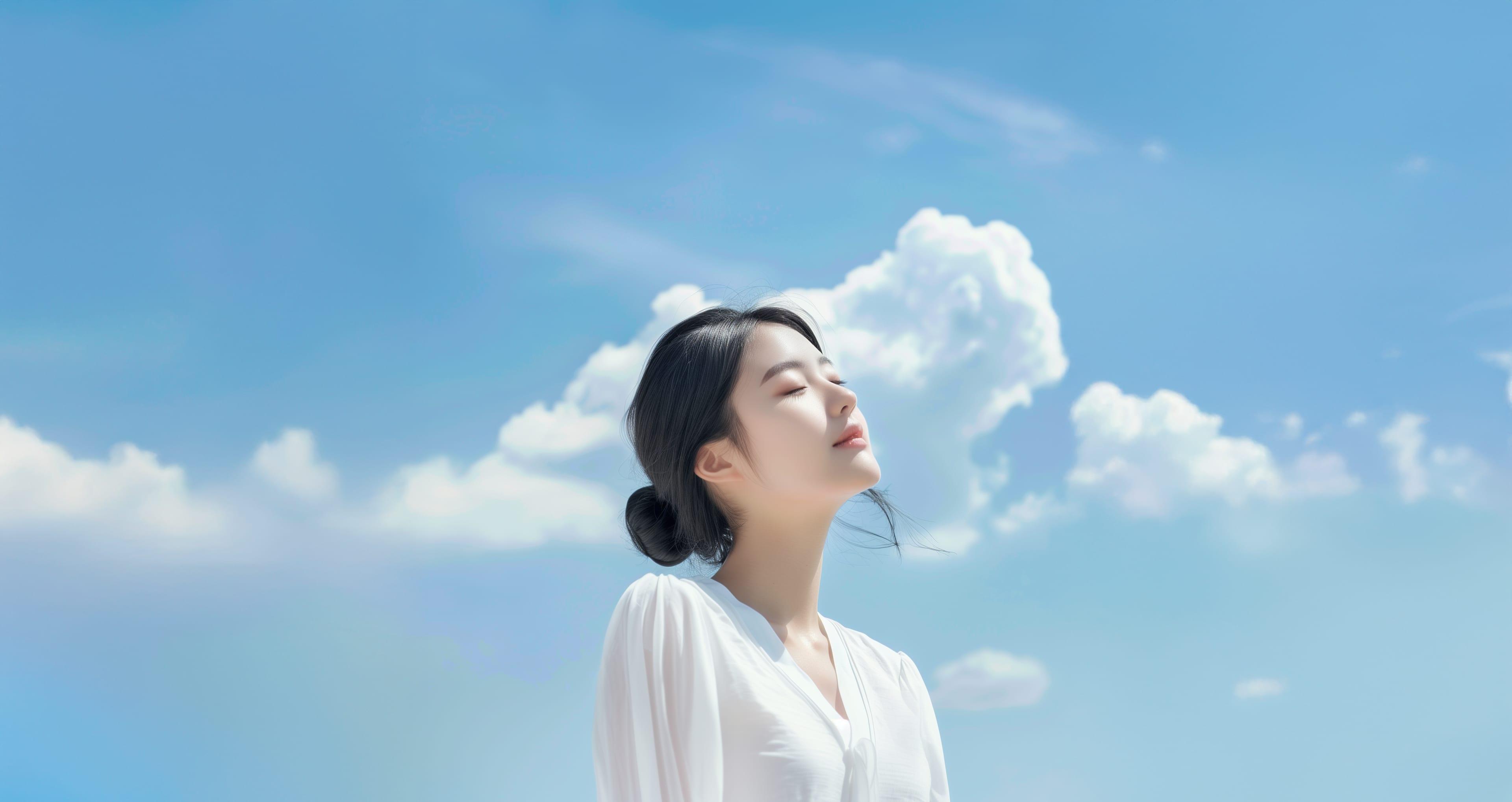 藍天白雲下閉目微笑的模特兒